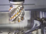 Fresa de alto avance para fresado de hombros y escuadras. Herramienta Iscar de alto rendimiento en acción sobre metal.