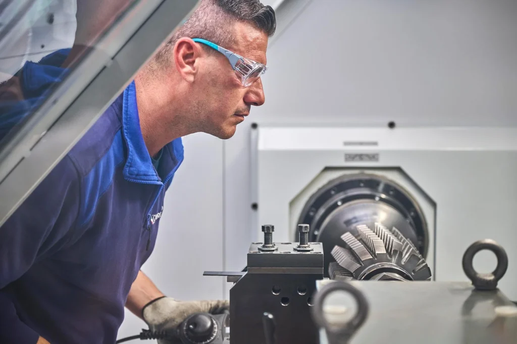 Técnico de Vergnano inspecciona un creador para machos de roscar de alta precisión en un centro de mecanizado. Arsam distribuidor.