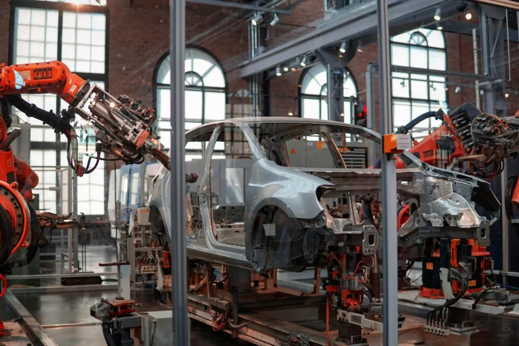 Automatisation du montage industriel à l’aide de robots dans une usine automobile