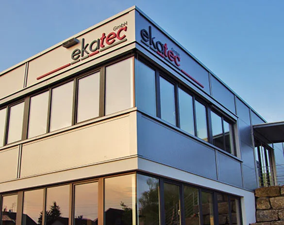 Sede central de Ekatec GmbH en Alemania con el logotipo en la fachada