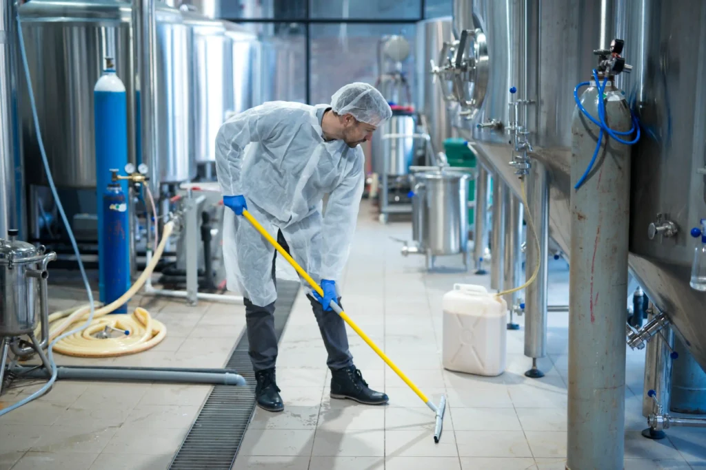 limpieza inspección seiso 5S en planta industrial operario