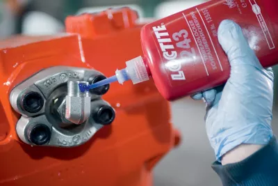 Aplicación de sellador y fijador Loctite 243 en tornillería para mantenimiento y reparación industrial.