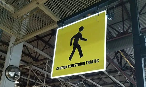 Señalización industrial de seguridad para control del tráfico interno y organización visual en plantas de producción.