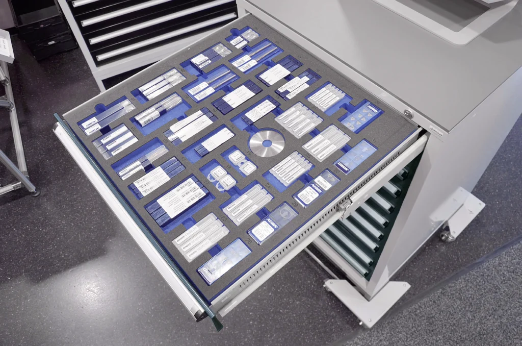 Organización de herramientas en sistema vending industrial con control de inventario