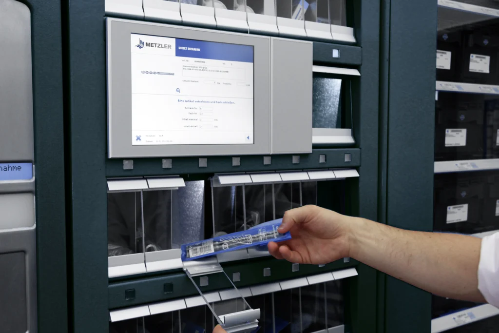 Empleado utilizando vending industrial para retirar herramientas en empresa