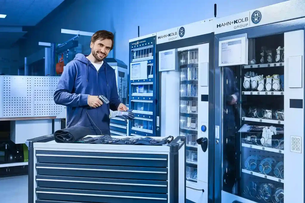 vending industrial en empresa con máquinas HAHN+KOLB gestionando EPIs y herramientas