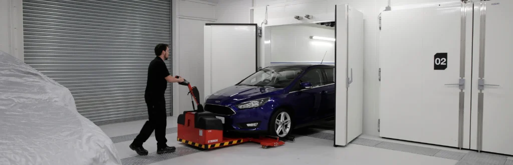 Transportador de vehículos Stringo S3 moviendo un coche en un taller sin arrancar el motor