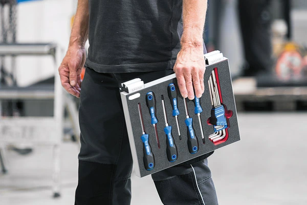 bandeja portatil herramientas espuma medida Opérateur transportant des outils organisés dans un plateau en mousse technique sur mesure