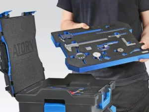 Opérateur tenant un plateau en mousse sur mesure avec des instruments de mesure