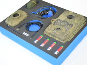 Équipements électroniques et accessoires organisés dans une mousse technique sur mesure