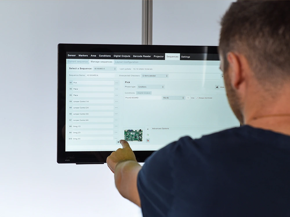 Operario configurando una secuencia de trabajo desde la interfaz de Smart Robots SRv3
