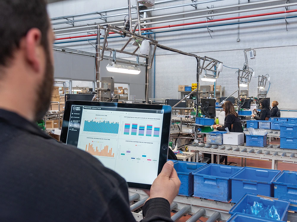 Análisis de datos y métricas de producción de Smart Robots SRv3 en una planta industrial